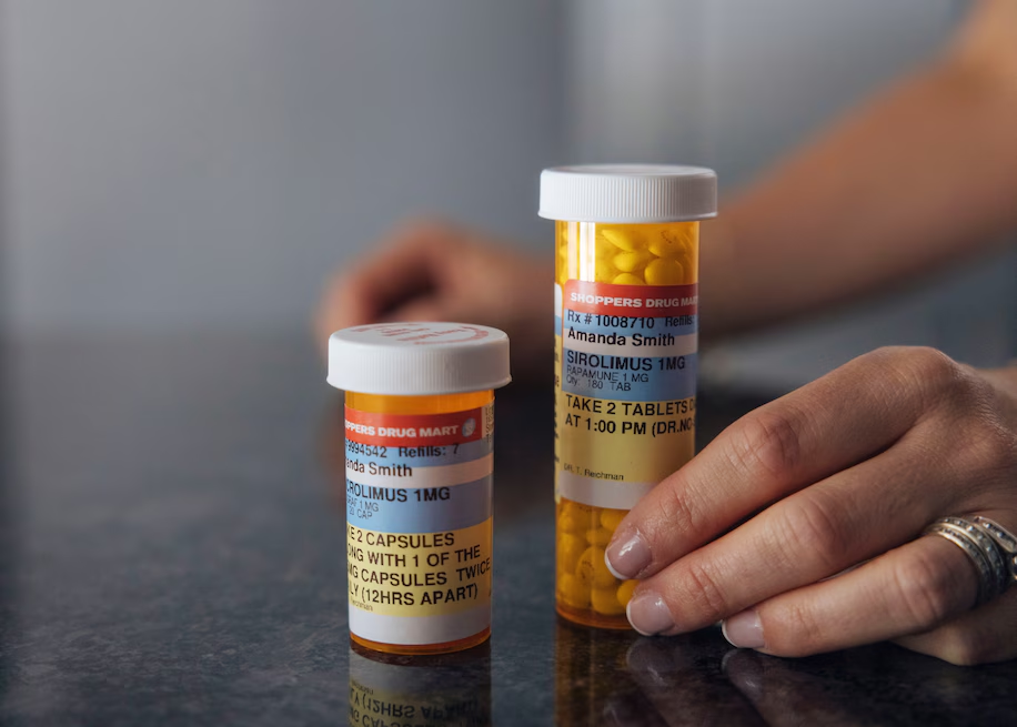 像史密斯這樣的患者必須服用免疫抑制藥物，以防止身體排斥產(chǎn)生胰島素的移植細(xì)胞