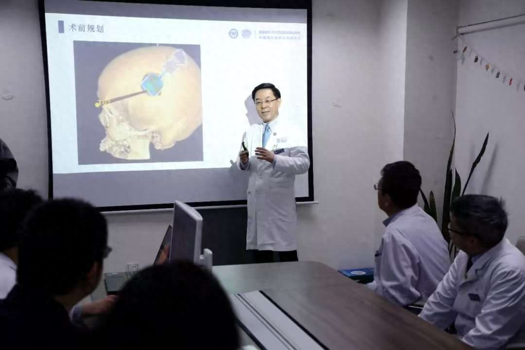 全球首例無線植入式中文語言腦機接口，成功幫助因漸凍癥導致失語的患者重建交流能力