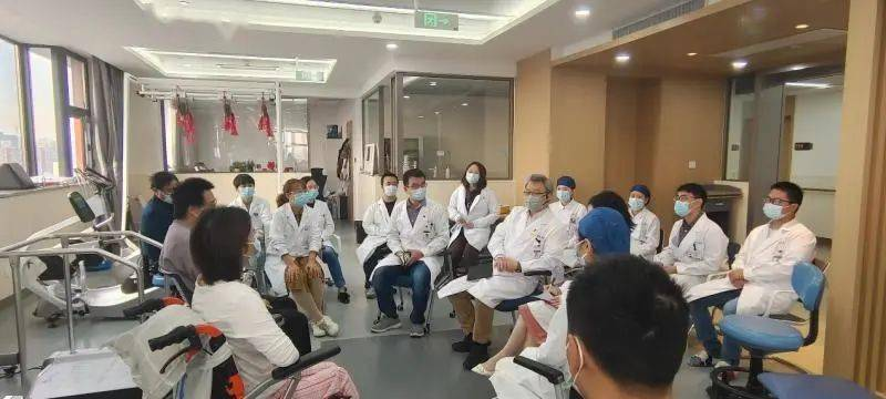 上海市同濟醫院程黎明教授主持“護心康髓”小組討論 ——與神經干細胞移植治療脊髓損傷受試者面對面 上海市同濟醫院程黎明教授主持“護心康髓”小組討論 ——與神經干細胞移植治療脊髓損傷受試者面對面